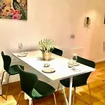 Gorgeous With Free Parking & Breakfast Near Centre & Midday Checkout Apartment *