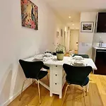 Gorgeous With Free Parking & Breakfast Near Centre & Midday Checkout