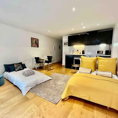 Gorgeous With Free Parking & Breakfast Near Centre & Midday Checkout Apartment