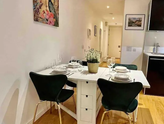 Gorgeous With Free Parking & Breakfast Near Centre & Midday Checkout