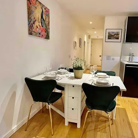 Gorgeous With Free Parking & Breakfast Near City Centre & Midday Checkout
