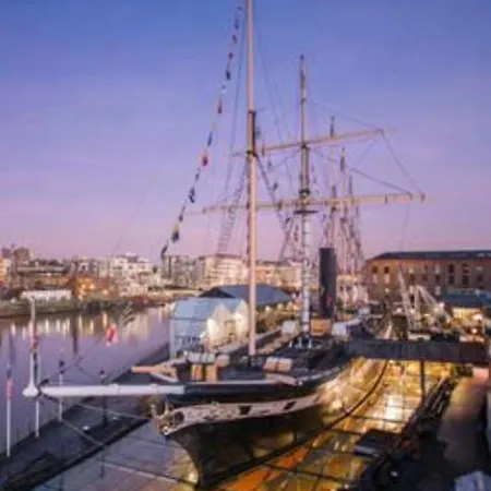 Gorgeous With Free Parking & Breakfast Near Centre & Midday Checkout Bristol